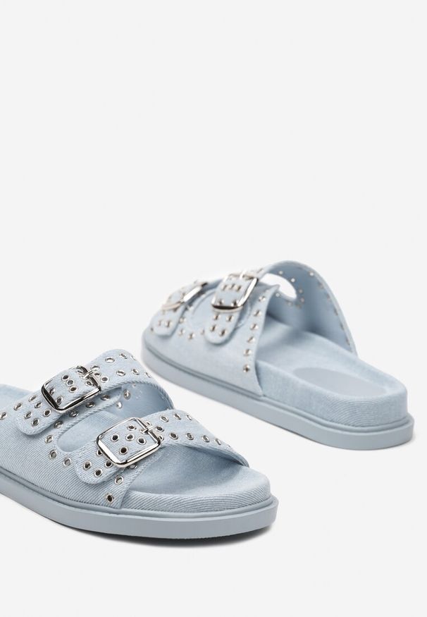 Renee - Jasnoniebieskie Płaskie Klapki Ozdobione Metalowymi Elementami i Klamrami Vilmamoon. Okazja: na co dzień. Kolor: niebieski. Materiał: len, jeans. Wzór: aplikacja. Styl: glamour, casual, elegancki