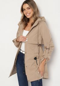 Born2be - Ciemnobeżowa Klasyczna Kurtka Parka z Kapturem i Ściągaczem w Talii Tulasira. Okazja: na co dzień. Typ kołnierza: kaptur. Kolor: beżowy. Materiał: jeans. Styl: klasyczny #2