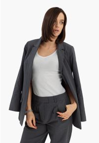 Volcano - Prążkowany top basic T-IDA. Typ kołnierza: dekolt w serek. Materiał: prążkowany. Długość rękawa: na ramiączkach. Wzór: jednolity. Sezon: zima, lato. Styl: klasyczny #1