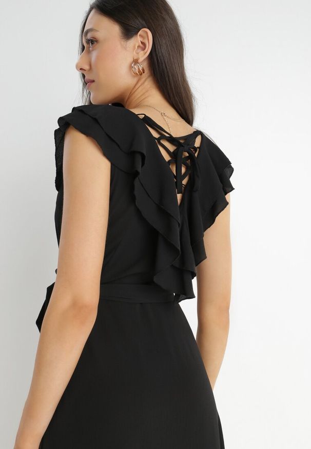 Born2be - Czarna Sukienka Mellothee. Okazja: na imprezę. Typ kołnierza: kołnierz z falbankami. Kolor: czarny. Materiał: materiał. Typ sukienki: kopertowe. Styl: wizytowy, elegancki. Długość: midi