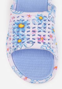 Born2be - Jasnoniebieskie Klapki Basenowe w Kwiatowy Wzór z Perforacją Pertumal. Okazja: na co dzień, na spacer. Kolor: niebieski. Materiał: dzianina, jeans, dresówka. Wzór: kwiaty. Sezon: lato. Styl: wakacyjny, casual, elegancki #2
