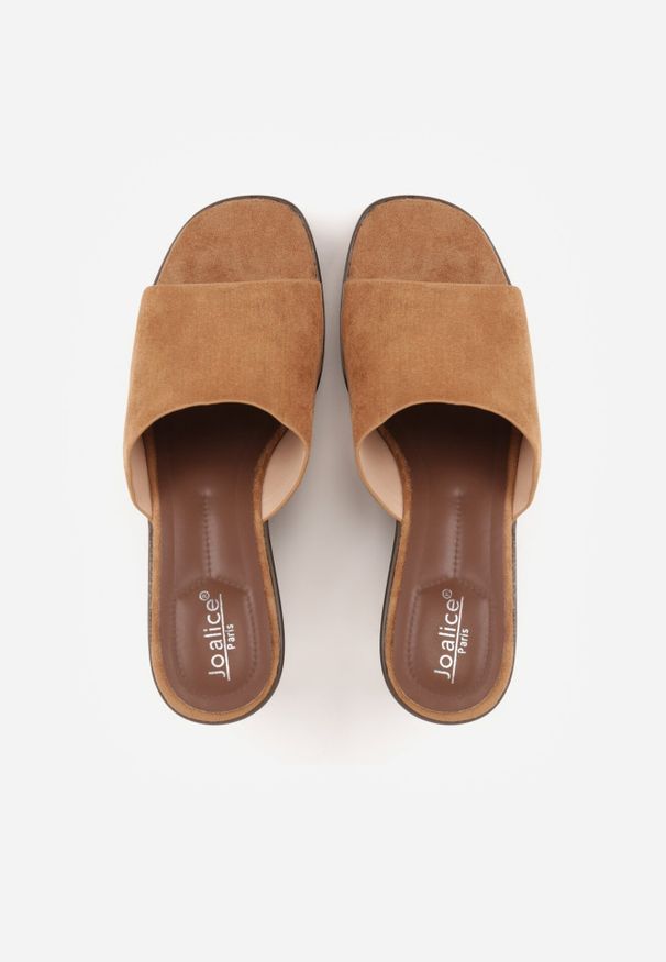 Born2be - Jasnobrązowe Klapki Drewniaki na Koturnie z Paskiem z Imitacji Zamszu Abiara. Okazja: na co dzień. Kolor: brązowy. Materiał: zamsz. Wzór: ażurowy, haft. Obcas: na koturnie. Styl: casual, klasyczny