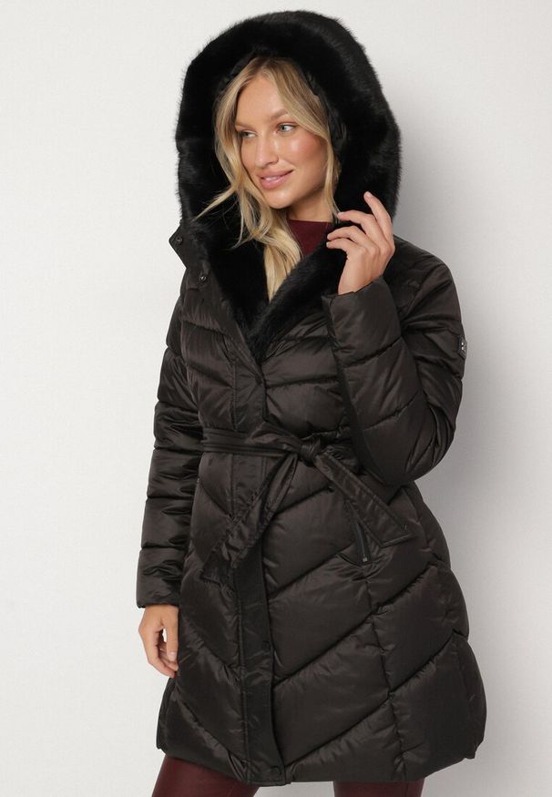 Born2be - Czarna Pikowana Kurtka z Wiązanym Paskiem i Kapturem z Futerkiem Fenama. Okazja: na spacer, na co dzień. Kolor: czarny. Materiał: futro. Styl: casual, elegancki