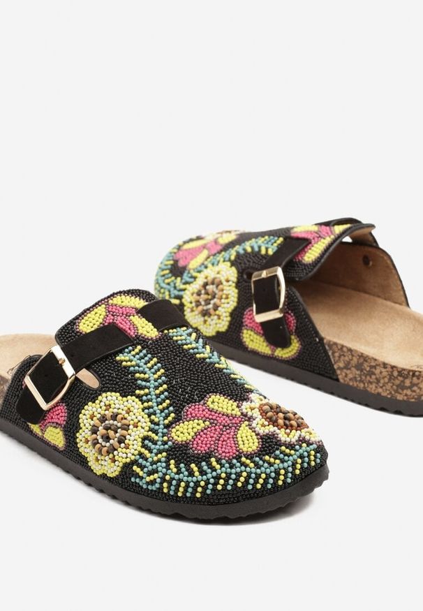 Renee - Czarne Klapki w Stylu Chodaków Ozdobione Koralikami Lisaviel. Okazja: na spacer. Kolor: czarny. Wzór: aplikacja. Styl: elegancki