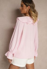 Renee - Różowa Bluzka Ozdobiona Falbanką Tananissa. Kolor: różowy. Wzór: aplikacja. Styl: klasyczny, elegancki #4