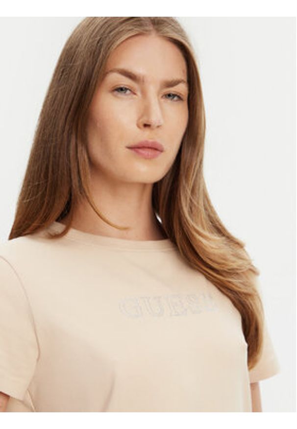 Guess T-Shirt V3BI11 J1314 Beżowy Regular Fit. Kolor: beżowy. Materiał: bawełna
