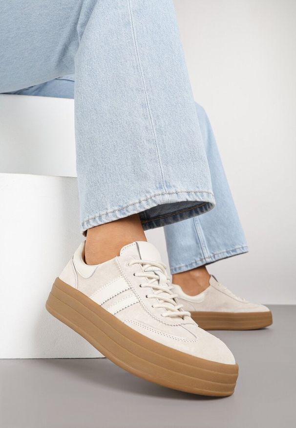 Born2be - Jasnobeżowe Zamszowe Sneakersy na Grubej Podeszwie z Paskami i Skórzaną Wkładką Felenne. Okazja: na co dzień. Zapięcie: pasek. Kolor: beżowy. Materiał: zamsz, skóra. Wzór: paski