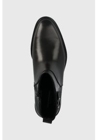 Vagabond Shoemakers botki skórzane FRANCES 2.0 damskie kolor czarny na płaskim obcasie 5606.101.20. Kolor: czarny. Materiał: skóra. Obcas: na obcasie. Wysokość obcasa: niski #5