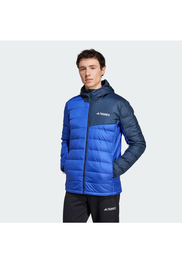 Adidas - Kurtka Terrex Multi Light Down Hooded. Kolor: fioletowy, niebieski, wielokolorowy. Materiał: materiał, puch. Sport: turystyka piesza