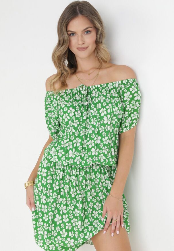 Born2be - Zielona Rozkloszowana Sukienka Mini z Hiszpańskim Dekoltem i Gumką w Talii z Wiskozy Jassinta. Okazja: na co dzień. Kolor: zielony. Materiał: wiskoza. Styl: casual. Długość: mini