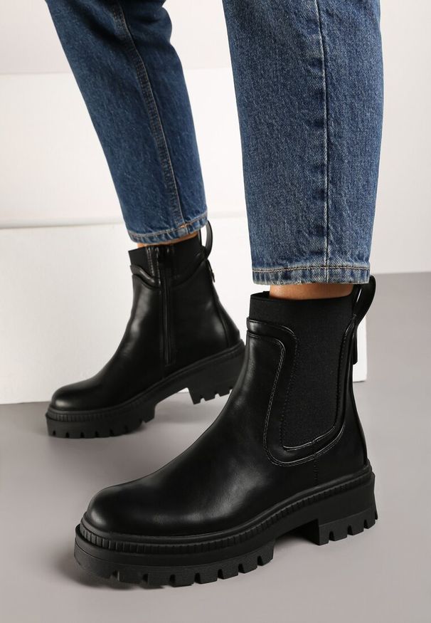 Renee - Czarne Płaskie Botki w Stylu Sztybletów z Ozdobnymi Przeszyciami Narirae. Okazja: na co dzień. Kolor: czarny. Materiał: jeans. Sezon: jesień. Obcas: na obcasie. Styl: klasyczny, elegancki, casual. Wysokość obcasa: niski