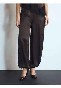 Reserved - Spodnie z wiskozy - ciemnobrązowy. Kolor: brązowy. Materiał: wiskoza #1