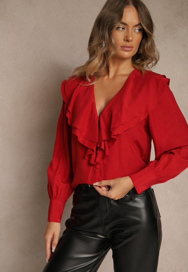 Renee - Czerwona Koszula Vices z Dekoltem z Falbanami i Bufiastymi Rękawami Zoiruna. Kolor: czerwony. Materiał: jeans. Styl: boho