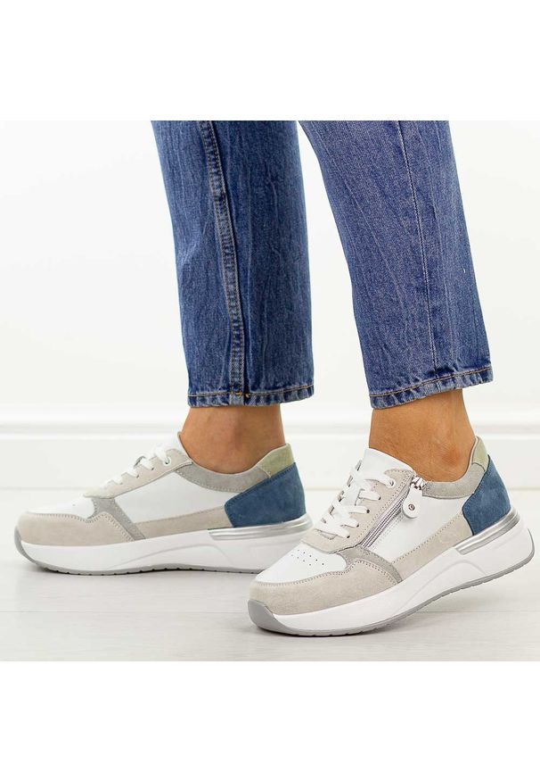 Białe skórzane sneakersy damskie Jezzi 9781. Okazja: na spacer, na co dzień. Nosek buta: okrągły. Zapięcie: sznurówki. Kolor: biały. Materiał: skóra. Szerokość cholewki: normalna. Sezon: wiosna, jesień, lato. Styl: casual, elegancki, sportowy, klasyczny