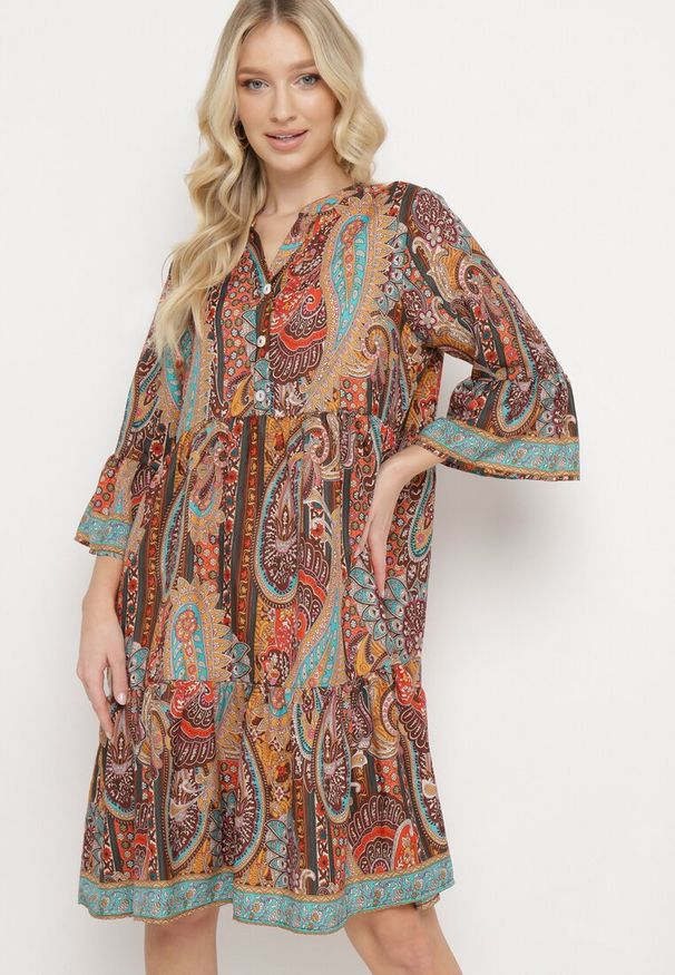 Born2be - Pomarańczowa Sukienka we Wzór Paisley o Rozkloszowanym Kroju z Falbankami Viburnia. Okazja: na co dzień. Typ kołnierza: kołnierz z falbankami. Kolor: pomarańczowy. Materiał: tkanina. Wzór: paisley. Typ sukienki: proste. Styl: casual, elegancki, klasyczny