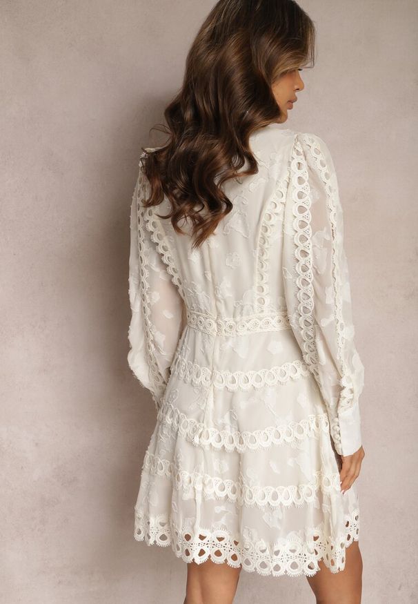 Renee - Jasnobeżowa Haftowana Sukienka Mini z Guzikami i Ażurowymi Wstawkami Albastra. Kolor: beżowy. Materiał: materiał. Wzór: ażurowy, haft. Styl: boho. Długość: mini