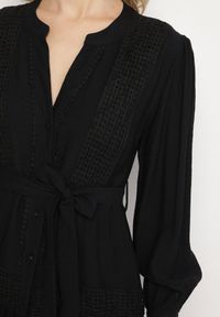 Born2be - Czarna Rozkloszowana Sukienka z Wiskozy z Wiązanym Paskiem i Koronką Reivoria. Okazja: na spacer, na co dzień. Typ kołnierza: dekolt w kształcie V. Kolor: czarny. Materiał: wiskoza, koronka. Długość rękawa: długi rękaw. Wzór: koronka. Styl: casual, klasyczny #2