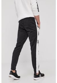Reebok Spodnie męskie kolor czarny z aplikacją. Kolor: czarny. Wzór: aplikacja