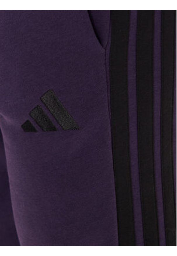 Adidas - adidas Spodnie dresowe Essentials 3-Stripes JX0750 Fioletowy Regular Fit. Kolor: fioletowy. Materiał: bawełna