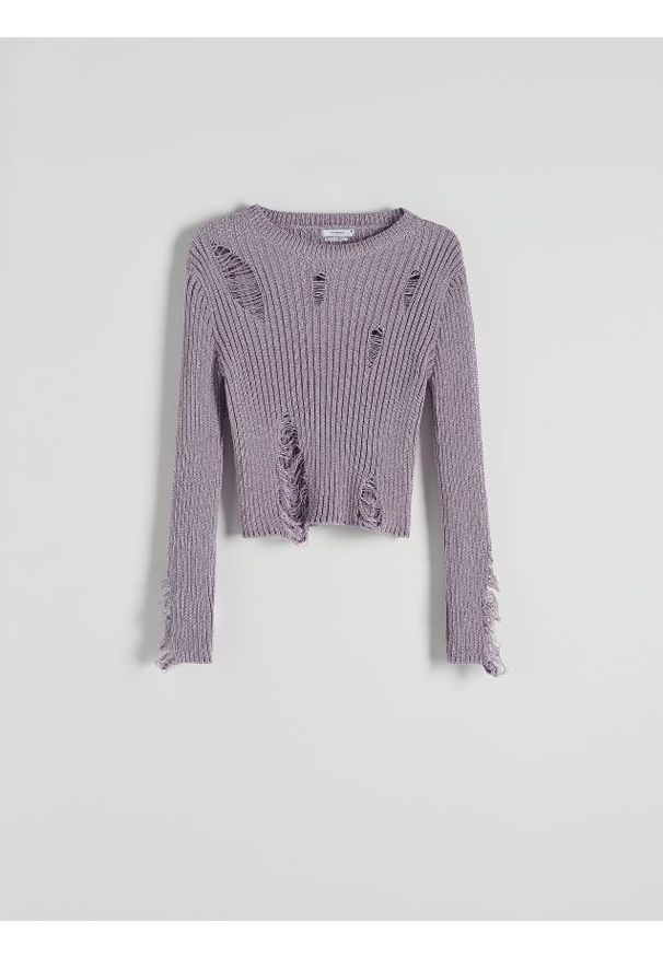 Reserved - Metalizowany sweter z rozdarciami - lawendowy. Kolor: fioletowy. Materiał: dzianina, bawełna