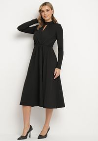 Born2be - Czarna Rozkloszowana Sukienka z Ozdobnym Wycięciem i Usztywnioną Linią Ramion Rivfedi. Okazja: na imprezę, na co dzień. Kolor: czarny. Długość rękawa: długi rękaw. Typ sukienki: proste. Styl: casual, elegancki #4