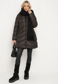 Born2be - Czarna Pikowana Kurtka o Taliowanym Kroju z Kapturem i Futrzaną Podszewką Emithalla. Okazja: na co dzień. Typ kołnierza: kaptur. Kolor: czarny. Materiał: futro. Długość rękawa: długi rękaw. Długość: długie. Styl: klasyczny, casual, elegancki #2