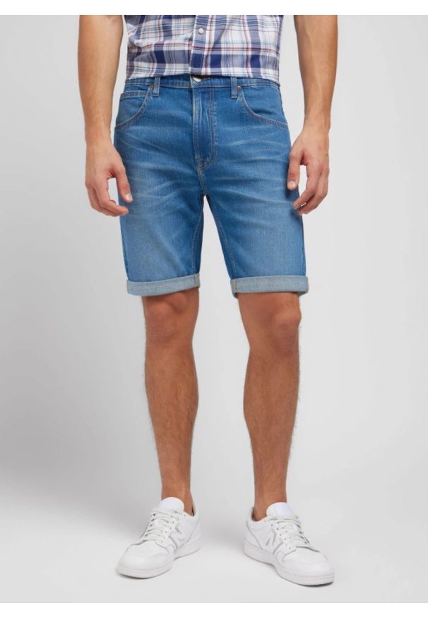 Lee - LEE 5 POCKET SHORT MĘSKIE SZORTY KRÓTKIE SPODENKI JEANSOWE SEA 112349235 L73M016077. Okazja: na co dzień. Materiał: jeans. Długość: krótkie. Wzór: kolorowy. Sezon: lato. Styl: casual, klasyczny, wakacyjny