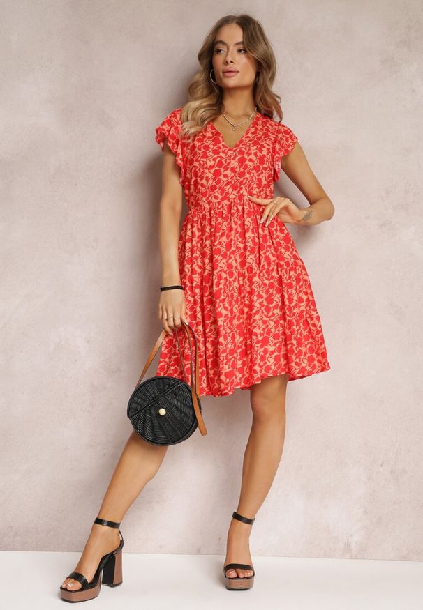 Renee - Czerwona Rozkloszowana Sukienka z Wiskozy z Falbankami Tuls. Typ kołnierza: kołnierz z falbankami. Kolor: czerwony. Materiał: wiskoza. Długość: mini