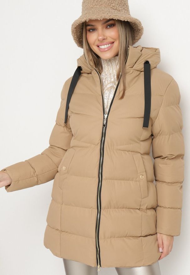 Born2be - Ciemnobeżowa Długa Pikowana Kurtka z Kapturem i Dwustronnym Suwakiem Naorinae. Okazja: do pracy, na co dzień. Typ kołnierza: kaptur. Kolor: beżowy. Materiał: jeans. Długość rękawa: długi rękaw. Długość: długie. Sezon: zima. Styl: casual, elegancki