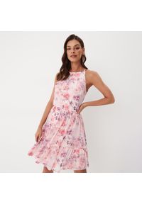 Mohito - Różowa sukienka mini w kwiaty - Różowy. Kolor: różowy. Wzór: kwiaty. Długość: mini #1