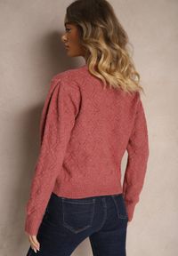 Renee - Różowy Sweter w Klasycznym Stylu z Tłoczonym Wzorem Deriel. Okazja: na co dzień. Kolor: różowy. Materiał: jeans. Długość rękawa: długi rękaw. Długość: długie. Styl: klasyczny #3