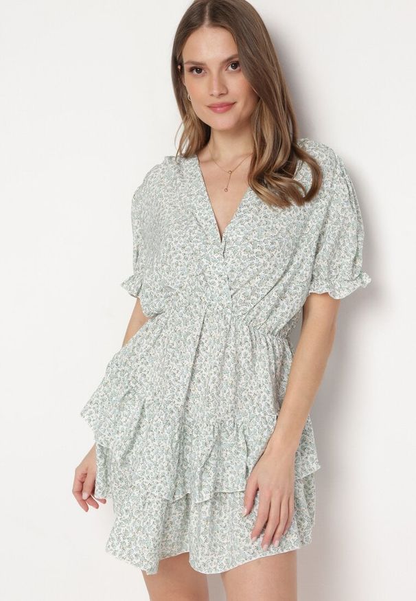 Born2be - Biało-Zielona Sukienka Mini z Falbankami i Kopertowym Dekoltem z Gumką w Talii Isarola. Typ kołnierza: kołnierz z falbankami. Kolor: biały. Wzór: kwiaty. Sezon: lato. Typ sukienki: kopertowe. Długość: mini