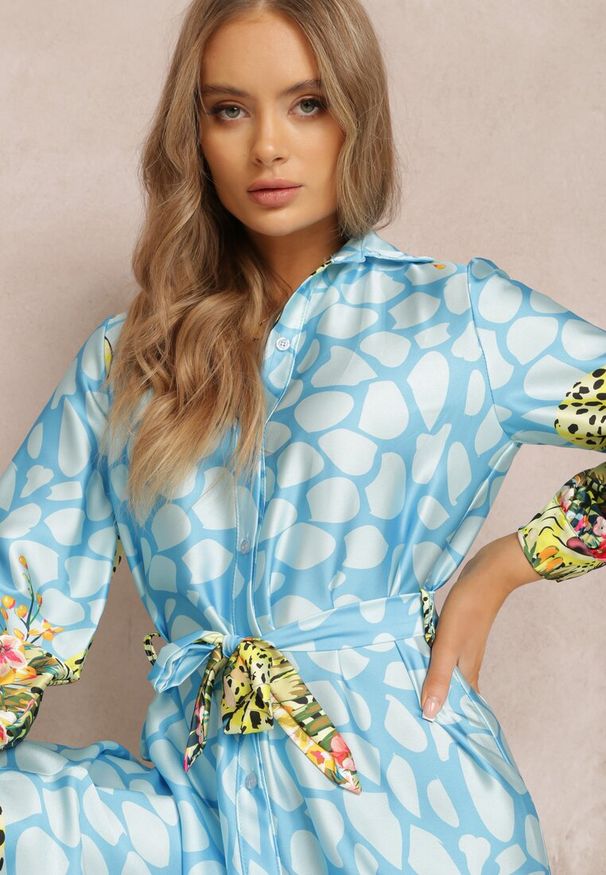 Renee - Jasnoniebieska Sukienka Eladia. Kolor: niebieski. Materiał: materiał. Długość rękawa: długi rękaw. Wzór: motyw zwierzęcy. Typ sukienki: koszulowe, rozkloszowane. Długość: maxi