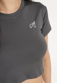Born2be - Ciemnoszary T-shirt Crop Top Ozdobiony Literką Koliviela. Okazja: na co dzień. Kolor: szary. Materiał: jeans. Długość: krótkie. Wzór: aplikacja. Styl: casual, elegancki #3