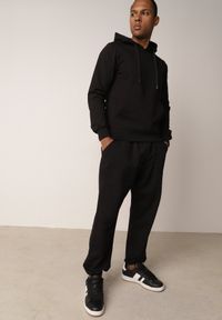 Born2be - Czarne Spodnie Dresowe z Bawełną ze Ściągaczami Hailise. Okazja: na co dzień, do domu. Kolor: czarny. Materiał: bawełna, dresówka. Styl: casual, sportowy #1