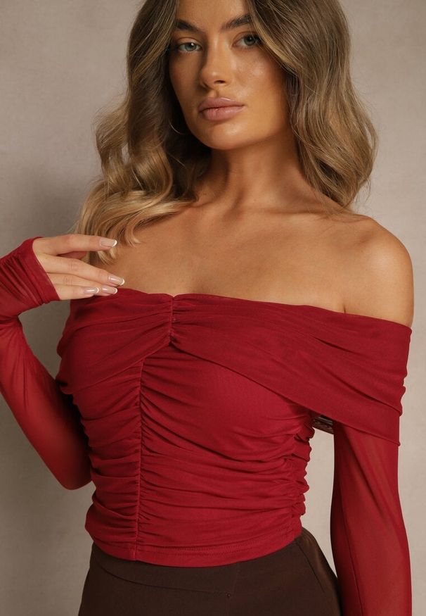 Renee - Bordowa Drapowana Bluzka VICES z Odkrytymi Ramionami i Siateczkowymi Rękawami Atevite. Okazja: na co dzień. Kolor: czerwony. Materiał: jeans. Styl: casual