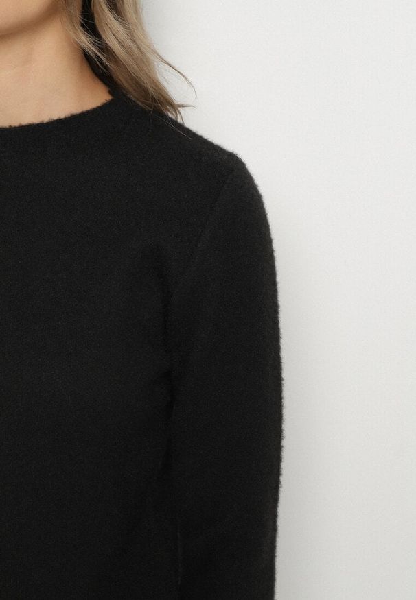 Born2be - Czarny Sweter z Wełną w Klasycznym Stylu Firrive. Okazja: na co dzień. Kolor: czarny. Materiał: wełna. Styl: klasyczny