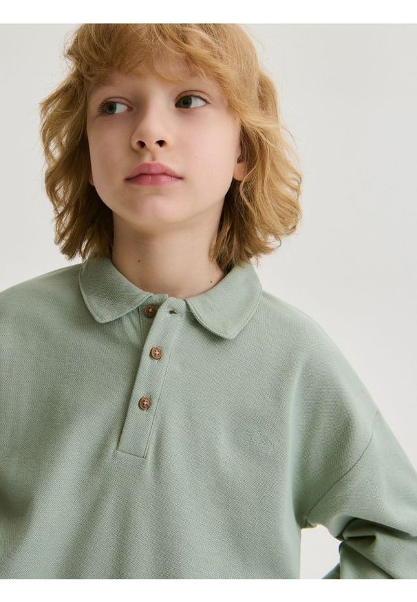 Reserved - Longsleeve polo oversize - jasnozielony. Typ kołnierza: polo. Kolor: zielony. Materiał: dzianina, bawełna. Długość rękawa: długi rękaw