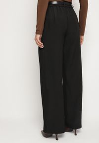 Born2be - Czarne Garniturowe Spodnie o Szerokim Kroju z Paskiem ze Sprzączką Muszelką Saliavia. Okazja: na co dzień. Kolor: czarny. Styl: klasyczny, casual, elegancki #4