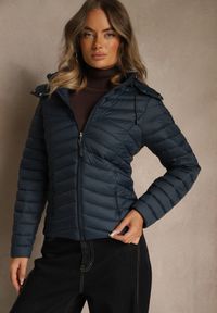 Renee - Granatowa Przejściowa Kurtka z Pikowanymi Przeszyciami i Kapturem Suritte. Okazja: na co dzień, na spacer. Kolor: niebieski. Materiał: jeans, dzianina. Styl: klasyczny, casual