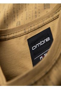 Ombre Clothing - Koszulka bawełniana z nadrukiem i okrągłym dekoltem – ciemnooliwkowa V3 - Rozmiar: L. Okazja: na co dzień. Kolor: oliwkowy. Materiał: bawełna. Długość rękawa: krótki rękaw. Długość: krótkie. Wzór: nadruk. Styl: klasyczny, casual #6