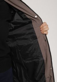 Born2be - Brązowa Pikowana Kurtka z Kapturem z Futrem i Wiązanym Paskiem Mevinatia. Okazja: na co dzień. Typ kołnierza: kaptur. Kolekcja: plus size. Kolor: brązowy. Materiał: futro. Styl: casual, klasyczny #4