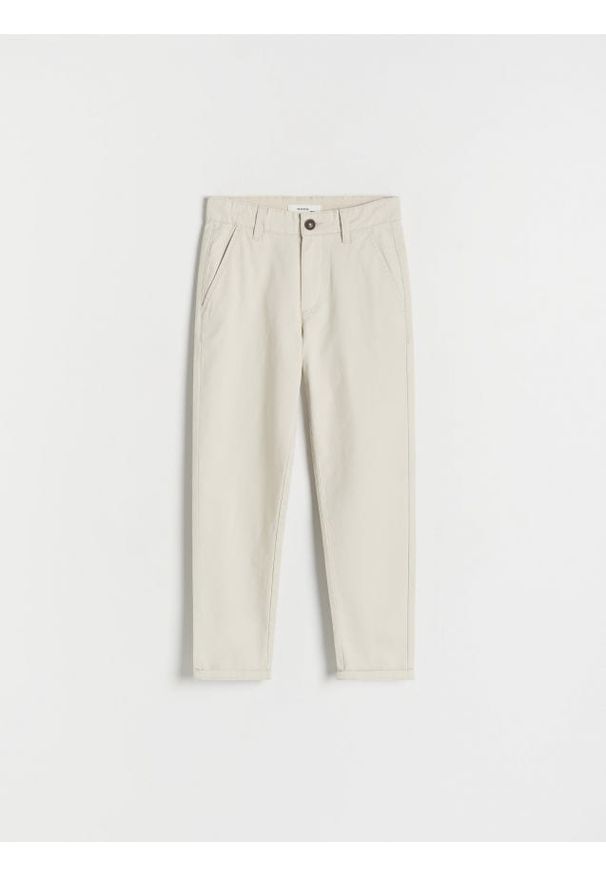 Reserved - Spodnie chino regular fit - beżowy. Kolor: beżowy. Materiał: bawełna, tkanina