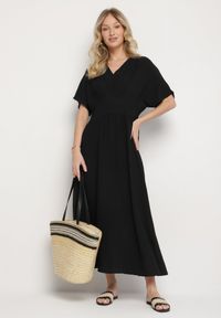 Born2be - Czarna Rozkloszowana Sukienka z Gumką w Talii i Dekoltem w Serek Iffara. Okazja: na spotkanie biznesowe, do pracy, na co dzień. Typ kołnierza: dekolt w serek. Kolor: czarny. Styl: biznesowy, casual #5