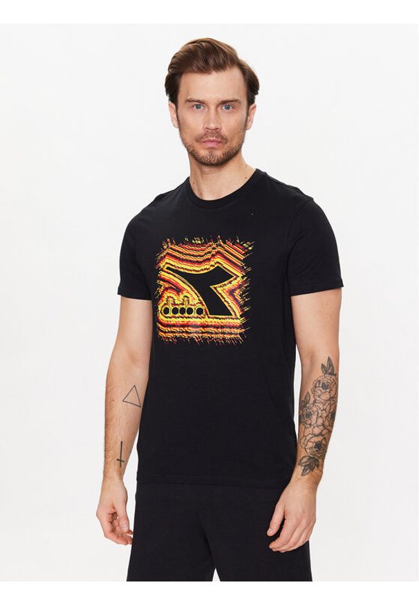 Diadora T-Shirt Ss Frieze 102.179313 Czarny Regular Fit. Kolor: czarny. Materiał: bawełna