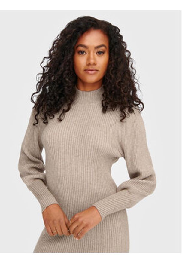 only - ONLY Sukienka dzianinowa Katia 15232502 Beżowy Comfort Fit. Kolor: beżowy. Materiał: wiskoza