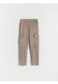 Reserved - Spodnie z kieszeniami cargo - kasztanowy. Kolor: brązowy. Materiał: tkanina, wiskoza