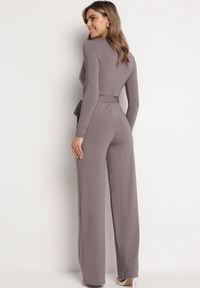Born2be - Szary Kombinezon z Kopertowym Dekoltem Cizine. Okazja: na co dzień. Kolor: szary. Długość rękawa: długi rękaw. Długość: długie. Styl: casual #3