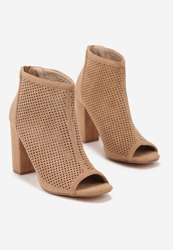 Renee - Ciemnobeżowe Sandały Vices na Słupku z Ażurową Cholewką i Odkrytymi Noskami Uliri. Okazja: na co dzień, na spacer. Kolor: beżowy. Wzór: ażurowy. Sezon: lato. Obcas: na słupku. Styl: elegancki, casual. Wysokość obcasa: średni