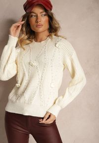 Renee - Jasnobeżowy Sweter z Bawełną Ozdobiony Kwiatkami 3D i Perełkami Noraleth. Okazja: na co dzień, na spotkanie biznesowe. Kolor: beżowy. Materiał: bawełna. Wzór: aplikacja, kwiaty. Styl: biznesowy, elegancki, casual #4